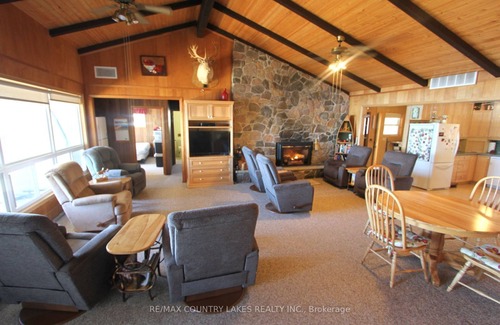Kirkfield Cottage | Sunset Paradise with a Sandy Wade in Waterfront, less than 1.5 hour from Toronto