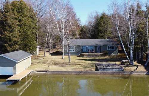 Kirkfield Cottage | Sunset Paradise with a Sandy Wade in Waterfront, less than 1.5 hour from Toronto