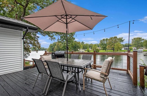 Wyatt Villa | Sunset Point-Riverfront,SwimSpa,Kayaks,30 Min ND