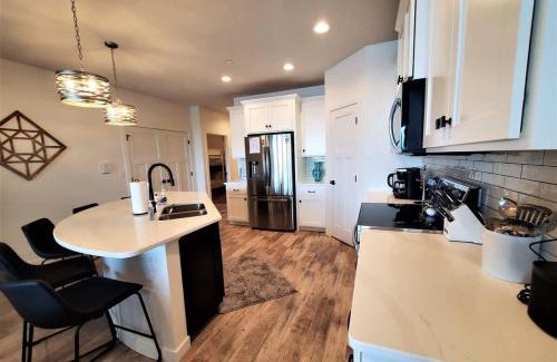 Arnolds Park Apartment | Sunset Shores 4BR Lake Escape Family Friendly
