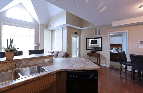 North End House | Sunset Waterfront Resort, Townhouse 1. Downtown Kelowna in the cultural district