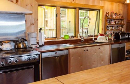 Jefferson Cabin | SunsetLodge Rustic Lakeside Cabins & Lodge with Sunset Views for Reunions/Groups