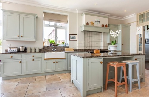 Pevensey Villa | Sunshine House - Five Bedroom Villa, Sleeps 11