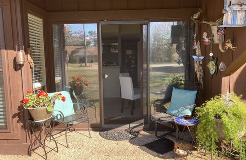 Diamondhead Condo | Sunshine Oaks - 1st Floor Condo w/Pool: Golf, Swim & Casino nearby!