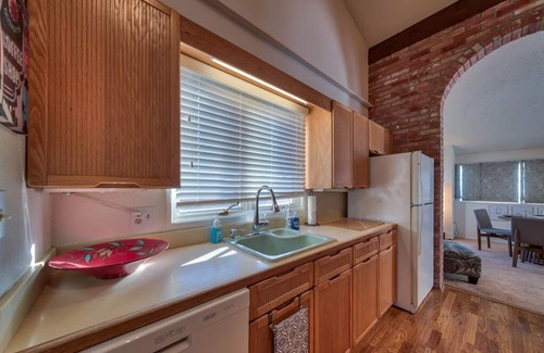 Powell House | Sunshine Retreat- quiet home near Northwest College!