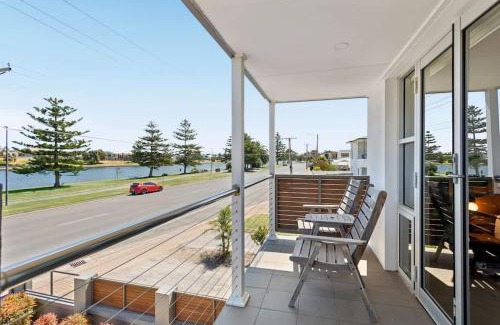 Glenelg North House | Sunshine Sea Retreat Glenelg Beachside Bliss