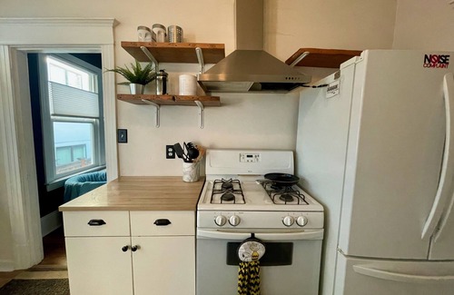 Mann House | Sunsoaked and Centrally Located! 1bd, 1ba, Kitchen, Parking, Yard, WiFi, W/D