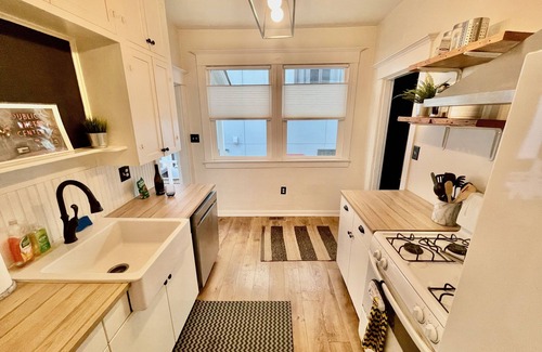 Mann House | Sunsoaked and Centrally Located! 1bd, 1ba, Kitchen, Parking, Yard, WiFi, W/D