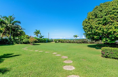 Runaway Bay Villa | Sunspot Villa 5 BEDROOM (Runaway Bay, North Coast Beach)