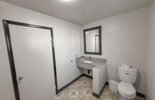 Southeast Anaheim Hotel | Super 7 Motel - Anaheim Packing District & Disneyland