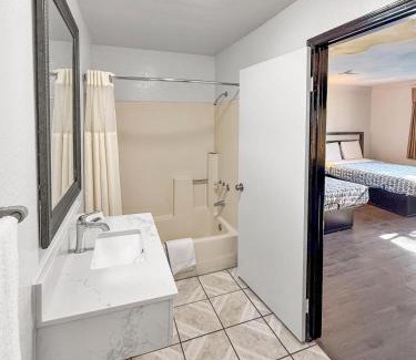 Southeast Anaheim Hotel | Super 7 Motel - Anaheim Packing District & Disneyland