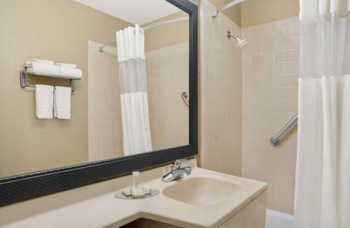 Belleville Hotel | Super 8 by Wyndham Belleville St. Louis Area