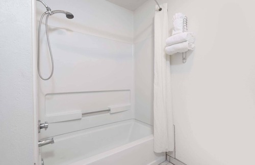 Bernalillo Hotel | Super 8 by Wyndham Bernalillo
