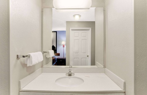 Booneville Hotel | Super 8 by Wyndham Booneville