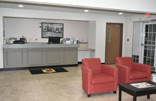 Carthage Hotel | Super 8 by Wyndham Carthage