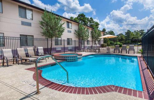 Cleveland Hotel | Super 8 by Wyndham Cleveland TX