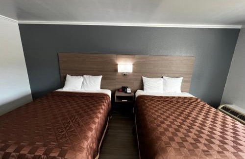 West Meadowbrook Hotel | Super 8 by Wyndham Fort Worth Entertainment District
