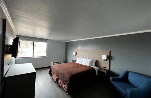 West Meadowbrook Hotel | Super 8 by Wyndham Fort Worth Entertainment District