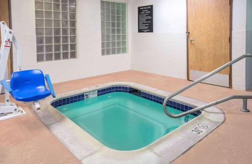 Garland Hotel | Super 8 by Wyndham Garland North Dallas Area