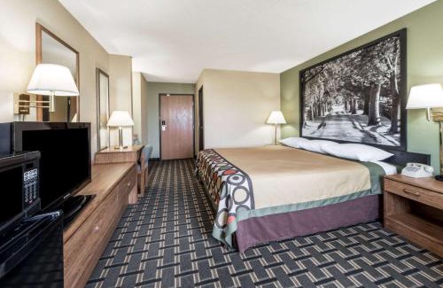 Greenville Hotel | Super 8 by Wyndham Greenville