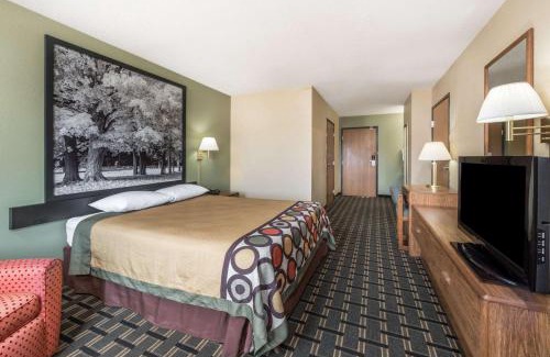 Greenville Hotel | Super 8 by Wyndham Greenville