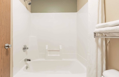 Greenville Hotel | Super 8 by Wyndham Greenville