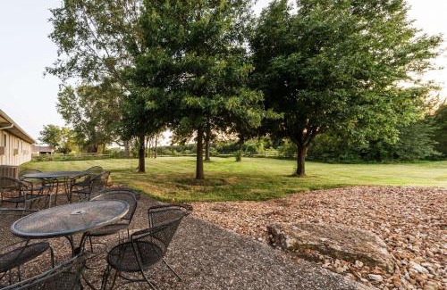 Higginsville Hotel | Super 8 by Wyndham Higginsville