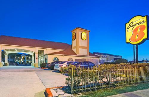Southbelt/Ellington Hotel | Super 8 by Wyndham Houston Hobby Airport South