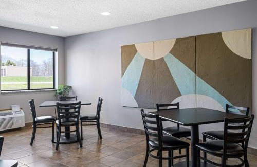 Humboldt Hotel | Super 8 by Wyndham Humboldt