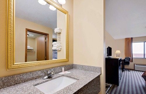 Iowa Falls Hotel | Super 8 by Wyndham Iowa Falls