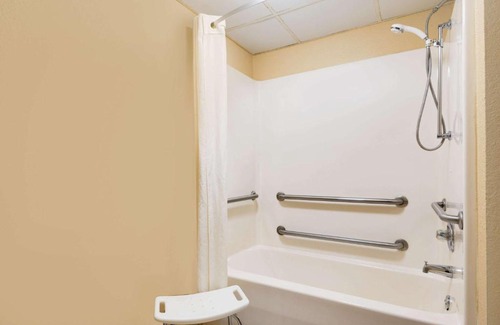 Iowa Falls Hotel | Super 8 by Wyndham Iowa Falls