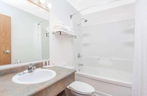 Kenora Hotel | Super 8 by Wyndham Kenora