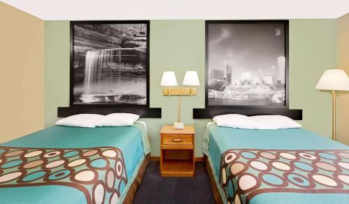 Macomb Hotel | Super 8 by Wyndham Macomb