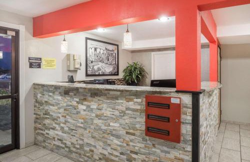 Moberly Hotel | Super 8 by Wyndham Moberly MO