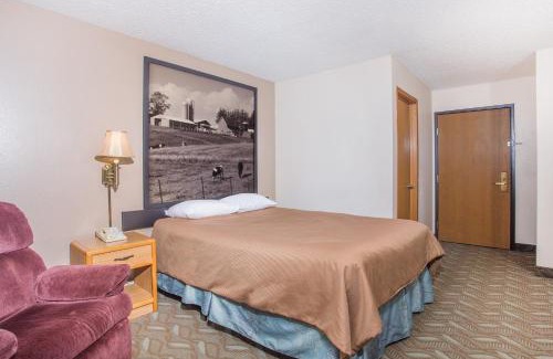 Monroe Hotel | Super 8 by Wyndham Monroe WI