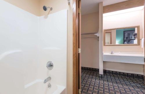 Mount Carmel Hotel | Super 8 by Wyndham Mt. Carmel IL