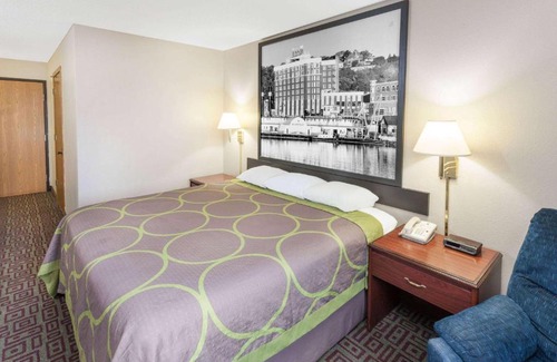 Muscatine Hotel | Super 8 by Wyndham Muscatine