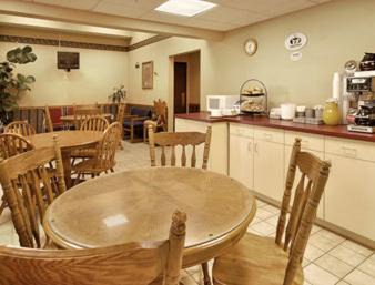 Newcomerstown Hotel | Super 8 by Wyndham Newcomerstown