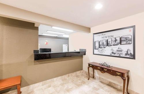 Newton Hotel | Super 8 by Wyndham Newton