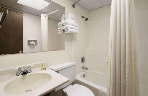 Redfield Hotel | Super 8 by Wyndham Redfield