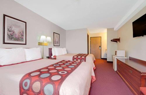 Riverside Hotel | Super 8 by Wyndham Riverside/Kansas City