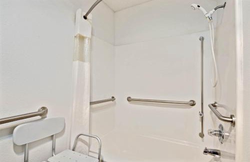 Riverside Hotel | Super 8 by Wyndham Riverside/Kansas City