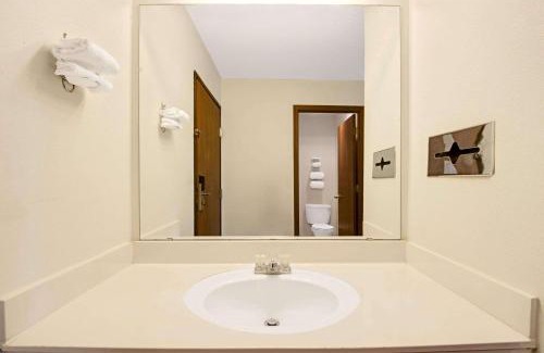 Riverside Hotel | Super 8 by Wyndham Riverside/Kansas City
