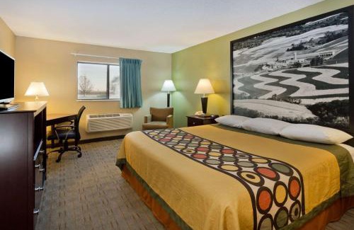 Rochelle Hotel | Super 8 by Wyndham Rochelle