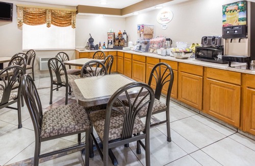 Rock Falls Hotel | Super 8 by Wyndham Rock Falls Sterling Area