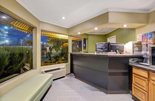 Beach Hill - Beach Flats Hotel | Super 8 by Wyndham Santa Cruz Beach Boardwalk