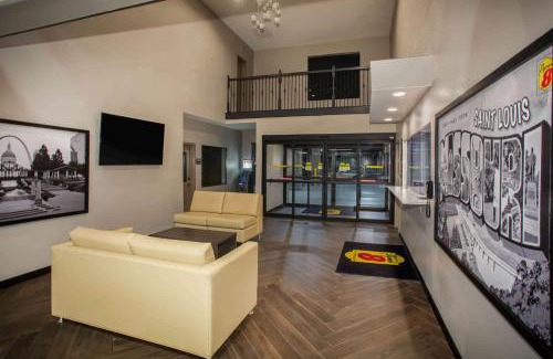 St. Louis Hotel | Super 8 by Wyndham St. Louis North