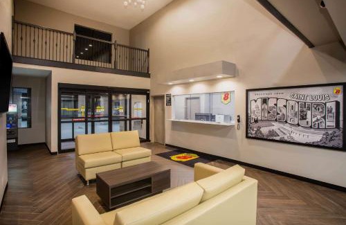 St. Louis Hotel | Super 8 by Wyndham St. Louis North