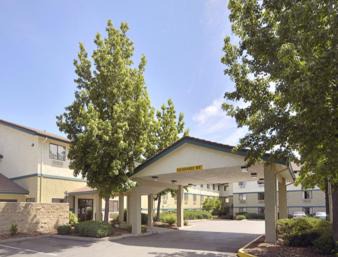 Buena Hotel | Super 8 by Wyndham Union Gap Yakima Area