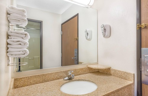 Vincennes Hotel | Super 8 by Wyndham Vincennes